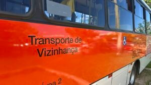 Lateral de ônibus zebrinha laranja do Distrito Federal com a inscrição Transporte de Vizinhança e o símbolo de acessibilidade
