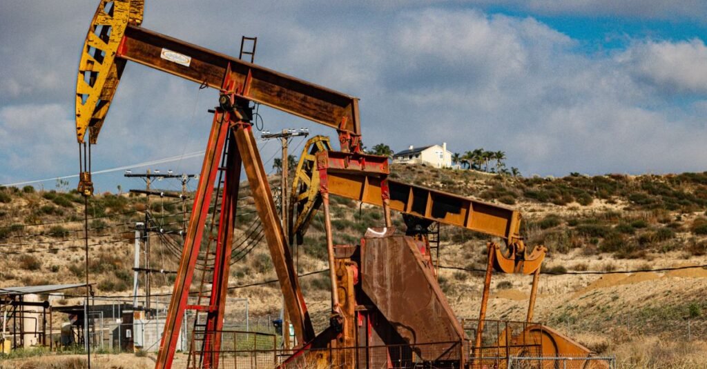 Bombas de extração de petróleo do tipo cavalo de pau em campo de produção em terra