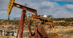 Bombas de extração de petróleo do tipo cavalo de pau em campo de produção em terra