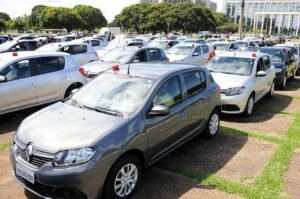 Frota de viaturas descaracterizadas da Policia Civil do Distrito Federal com giroflex sobre o teto