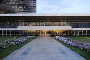 Fachada do Palácio do Buriti, sede do governo do Distrito Federal, ao fim da tarde