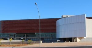 Fachada do edifício da Câmara Legislativa do Distrito Federal em dia de céu claro