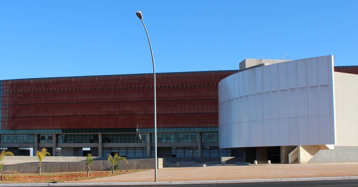 Fachada do edifício da Câmara Legislativa do Distrito Federal em dia de céu claro