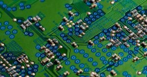 Detalhe macro de uma placa de circuito eletrônico verde com microcomponentes soldados