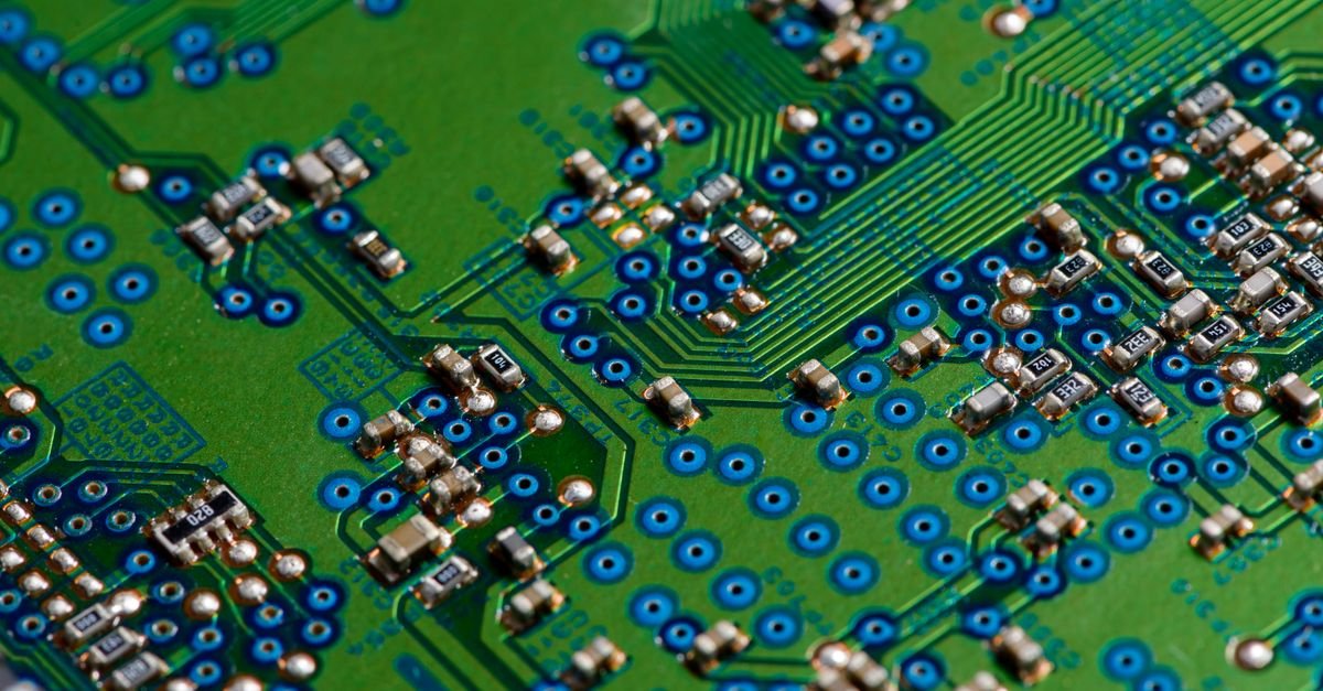 Detalhe macro de uma placa de circuito eletrônico verde com microcomponentes soldados