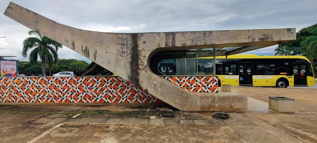 Entrada de estação do metrô de Brasília, com marquise de concreto e painel de azulejos