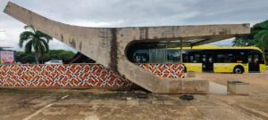 Entrada de estação do metrô de Brasília, com marquise de concreto e painel de azulejos