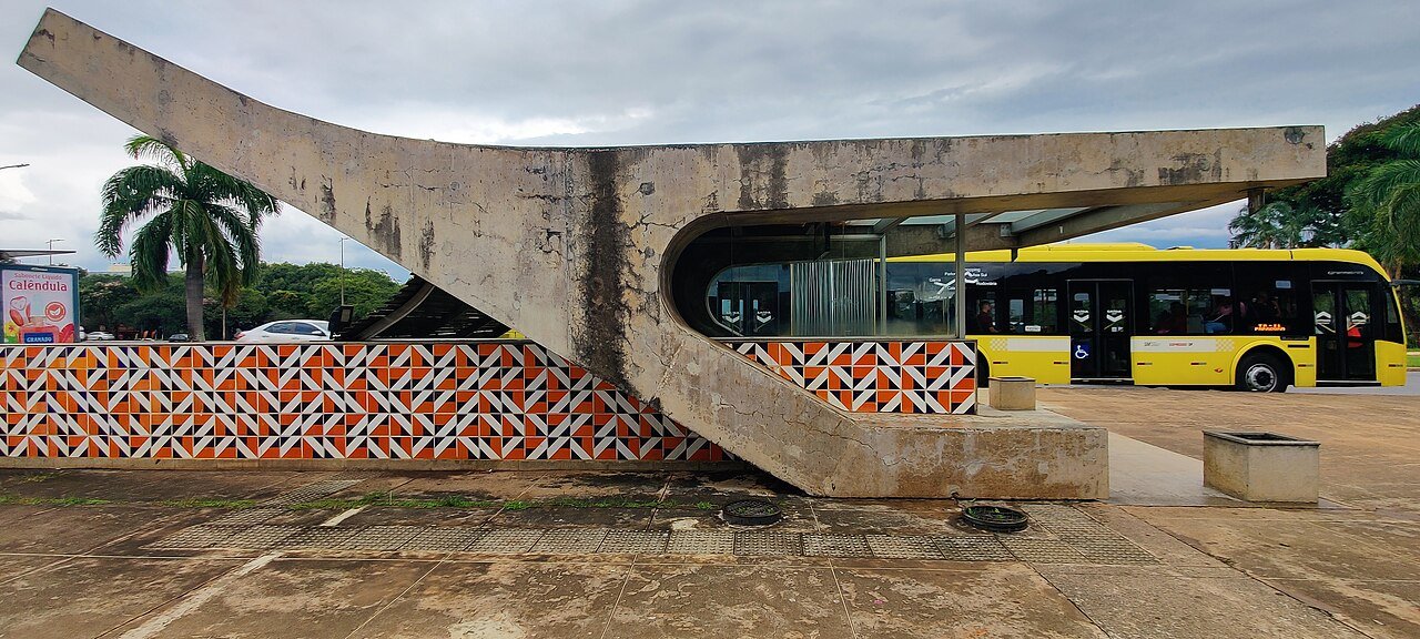 Entrada de estação do metrô de Brasília, com marquise de concreto e painel de azulejos