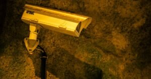 Câmera de segurança instalada em parede externa durante a noite
