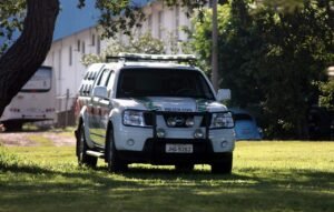Viatura da Polícia Civil do Distrito Federal estacionada em área gramada, com a inscrição Polícia Civil na lateral