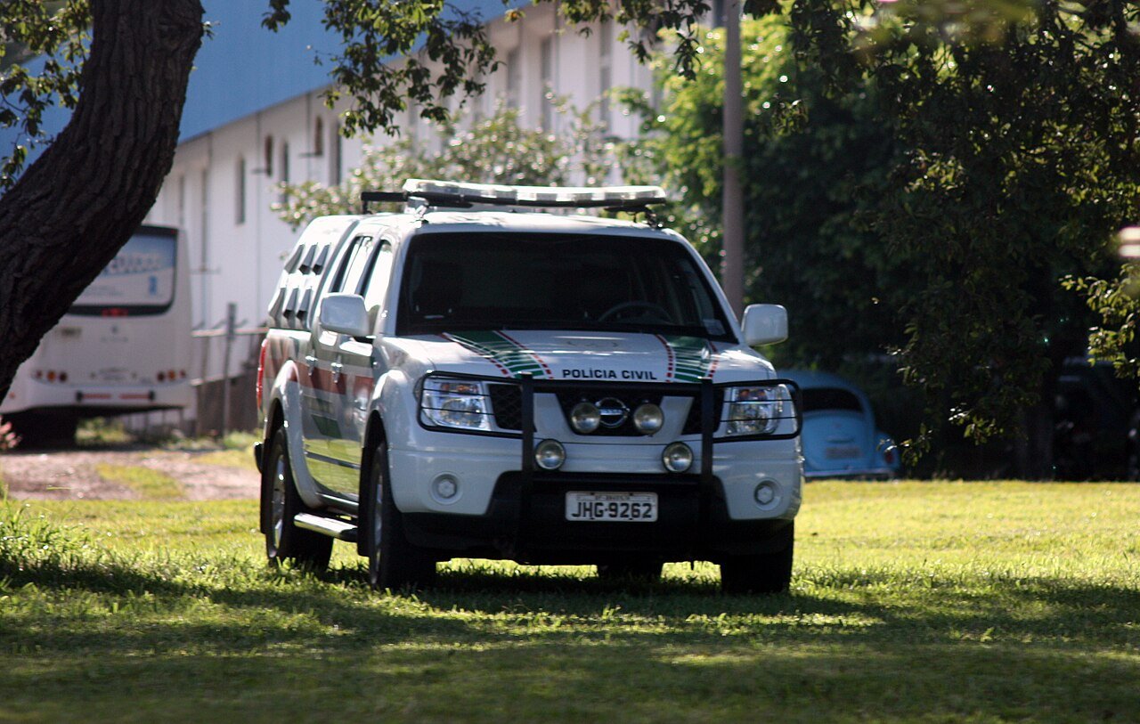 Viatura da Polícia Civil do Distrito Federal estacionada em área gramada, com a inscrição Polícia Civil na lateral
