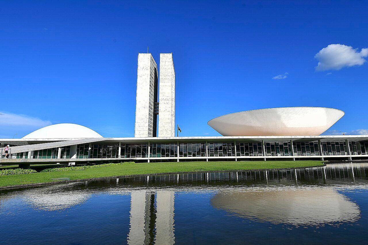 Fachada do Congresso Nacional em Brasília vista do espelho d'água, com as duas torres e as cúpulas