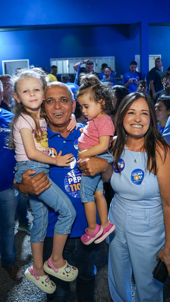 Pepa carrega duas crianças no colo ao lado de apoiadora durante a inauguração do comitê