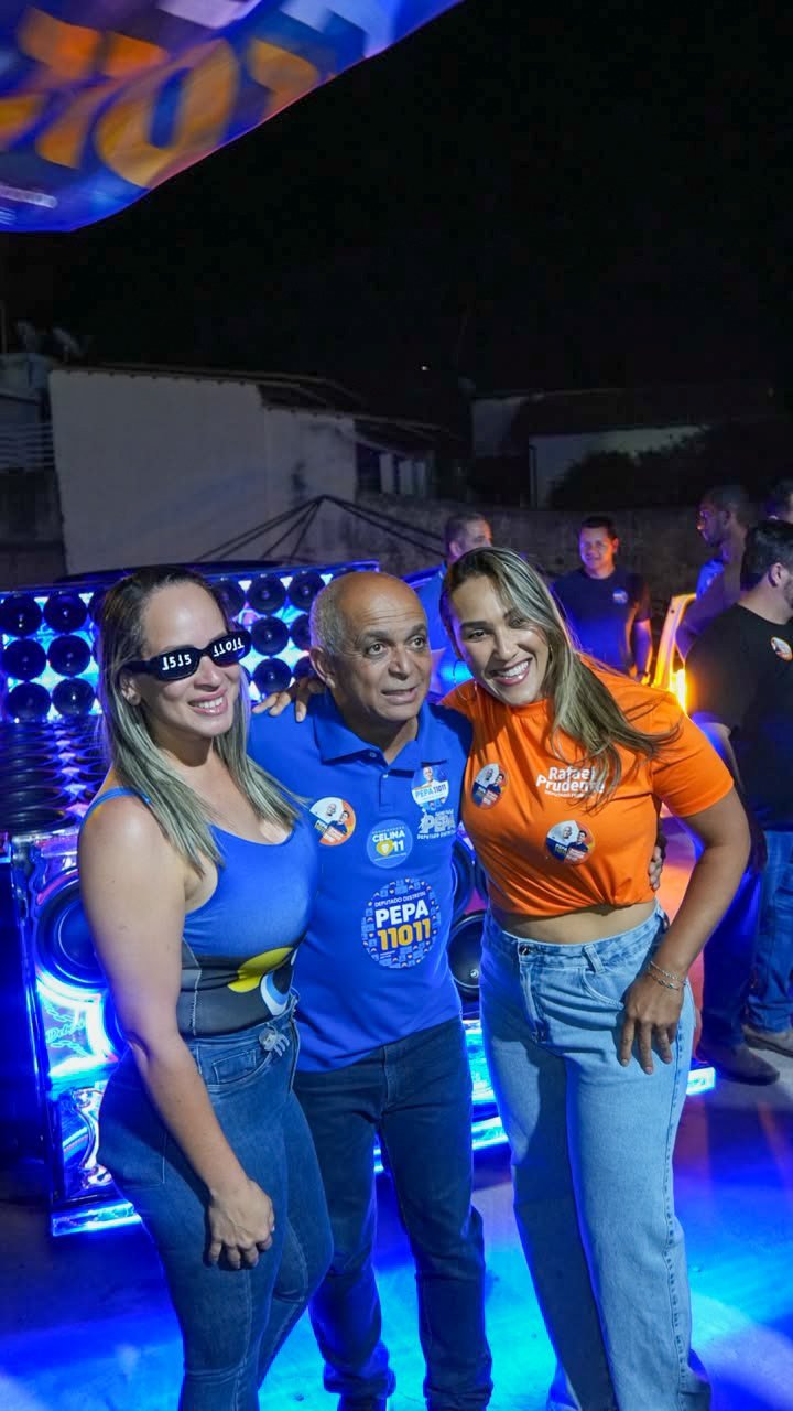 Pepa entre apoiadoras diante do paredão de som, durante o adesivaço em Planaltina