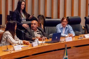 Deputados distritais reunidos na bancada durante sessão ordinária na Câmara Legislativa do Distrito Federal
