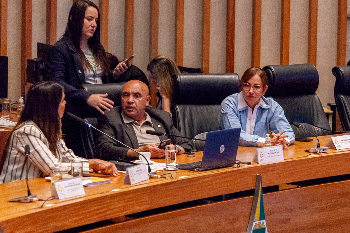 Deputados distritais reunidos na bancada durante sessão ordinária na Câmara Legislativa do Distrito Federal