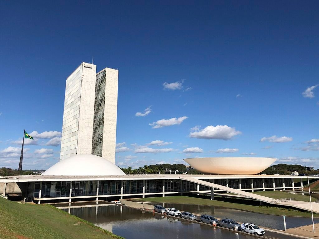 Fachada do Congresso Nacional com as duas torres e as cúpulas, em Brasília