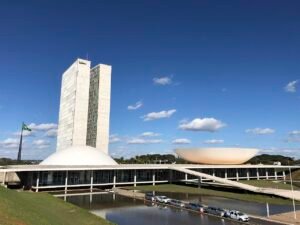 Fachada do Congresso Nacional com as duas torres e as cúpulas, em Brasília