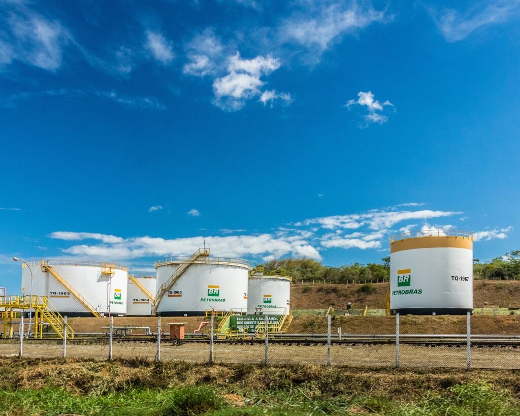 Tanques de armazenamento da Petrobras em terminal, sob céu azul