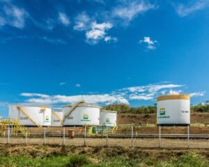 Tanques de armazenamento da Petrobras em terminal, sob céu azul