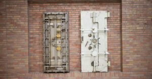 Duas portas de cofre de aço embutidas em uma parede de tijolos aparentes