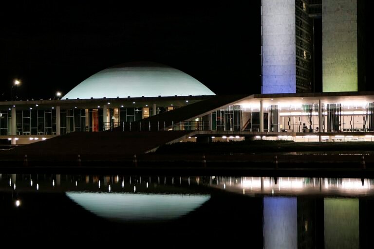 Congresso Nacional iluminado à noite, em Brasília
