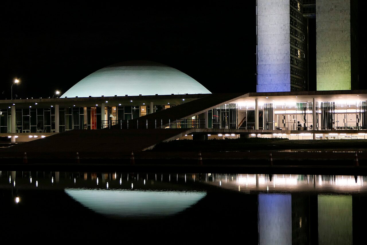 Congresso Nacional iluminado à noite, em Brasília