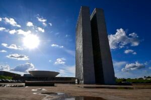 Fachada do Congresso Nacional em Brasília sob céu azul