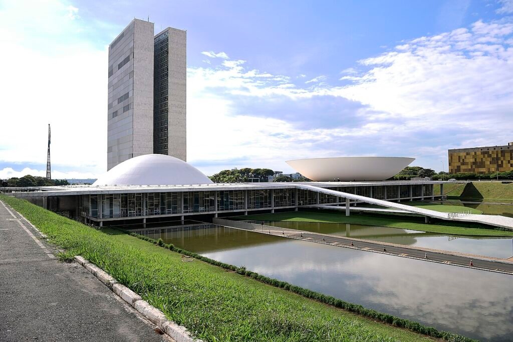Fachada do Palácio do Congresso Nacional, em Brasília, com as cúpulas da Câmara e do Senado e o espelho d'água