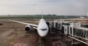 Avião de passageiros estacionado em portão de embarque de aeroporto