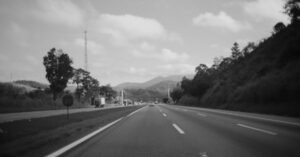 Rodovia de pista dupla com placa de sinalização à margem