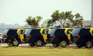 Viaturas de policiamento rodoviário estacionadas lado a lado em área aberta de Brasília