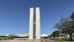 Fachada do Congresso Nacional em Brasília, com as duas torres e as cúpulas da Câmara e do Senado sob céu azul