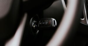 Chave de carro na ignição vista em close no interior do veículo