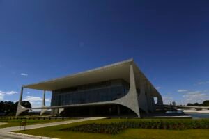 Palácio do Planalto visto de fora em dia de céu azul, em Brasília