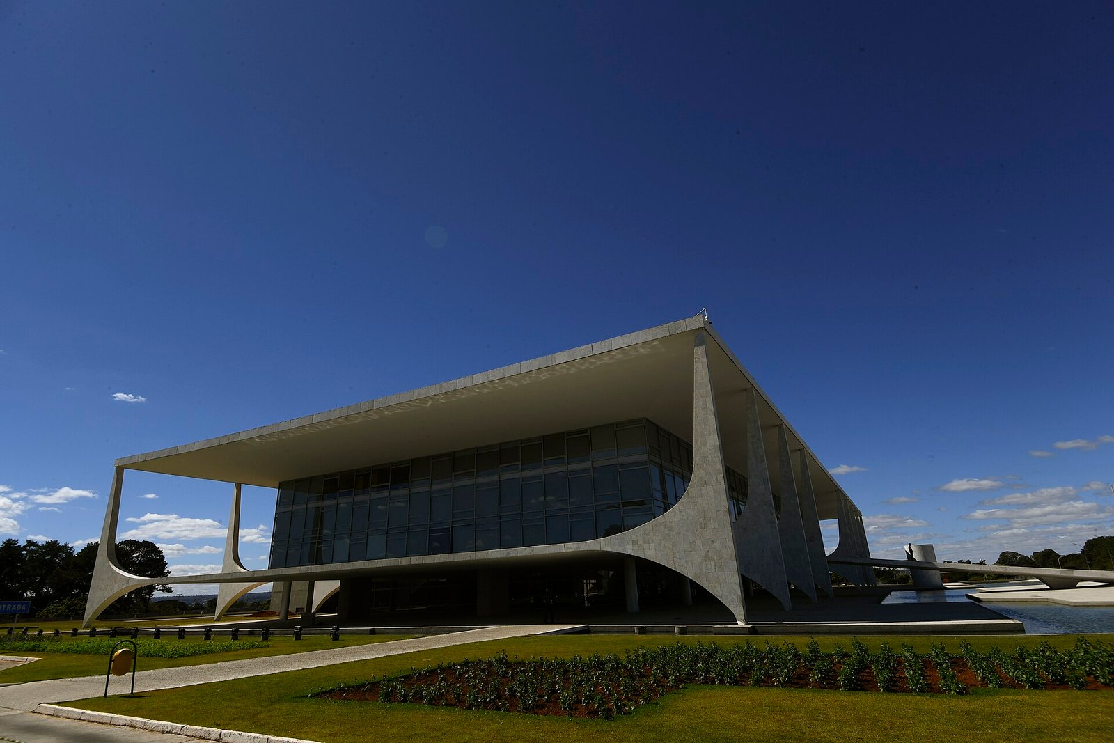 Palácio do Planalto visto de fora em dia de céu azul, em Brasília