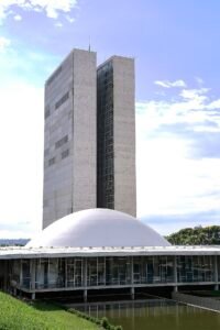 Fachada do Palácio do Congresso Nacional, com a cúpula do Senado e o edifício anexo, em Brasília