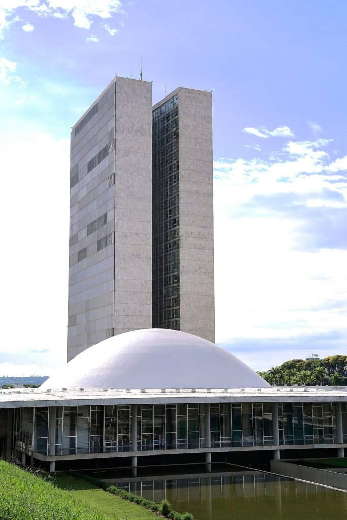 Fachada do Palácio do Congresso Nacional, com a cúpula do Senado e o edifício anexo, em Brasília