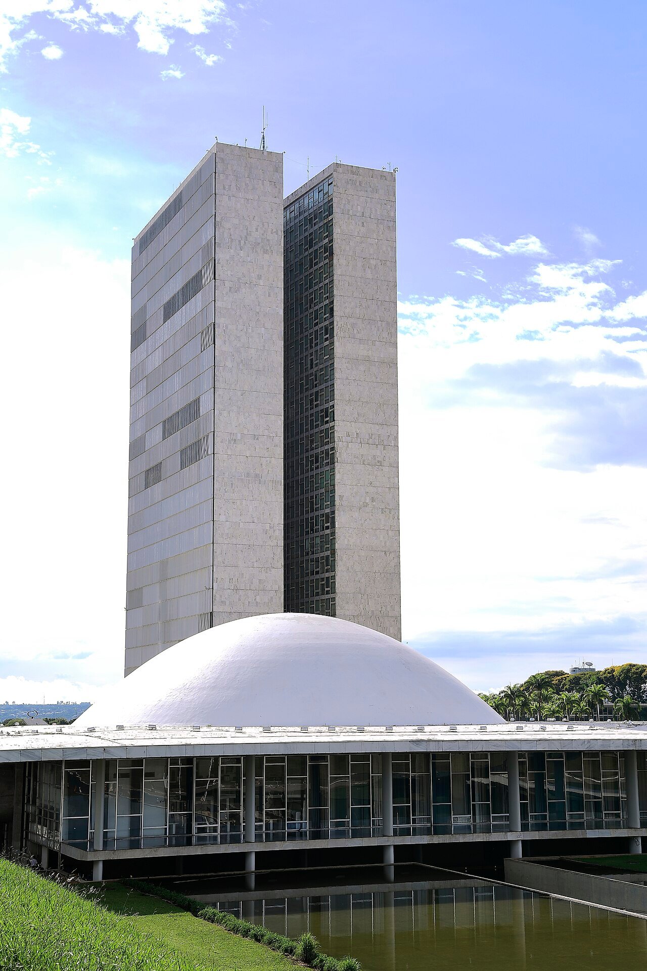 Fachada do Palácio do Congresso Nacional, com a cúpula do Senado e o edifício anexo, em Brasília