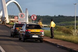 Viaturas de fiscalização do Detran-DF estacionadas em via de Brasília
