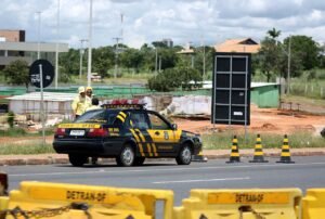 Agentes do Detran-DF em blitz de fiscalizacao de transito com cones em via do DF