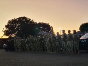Policiais militares do Distrito Federal perfilados em formatura ao entardecer
