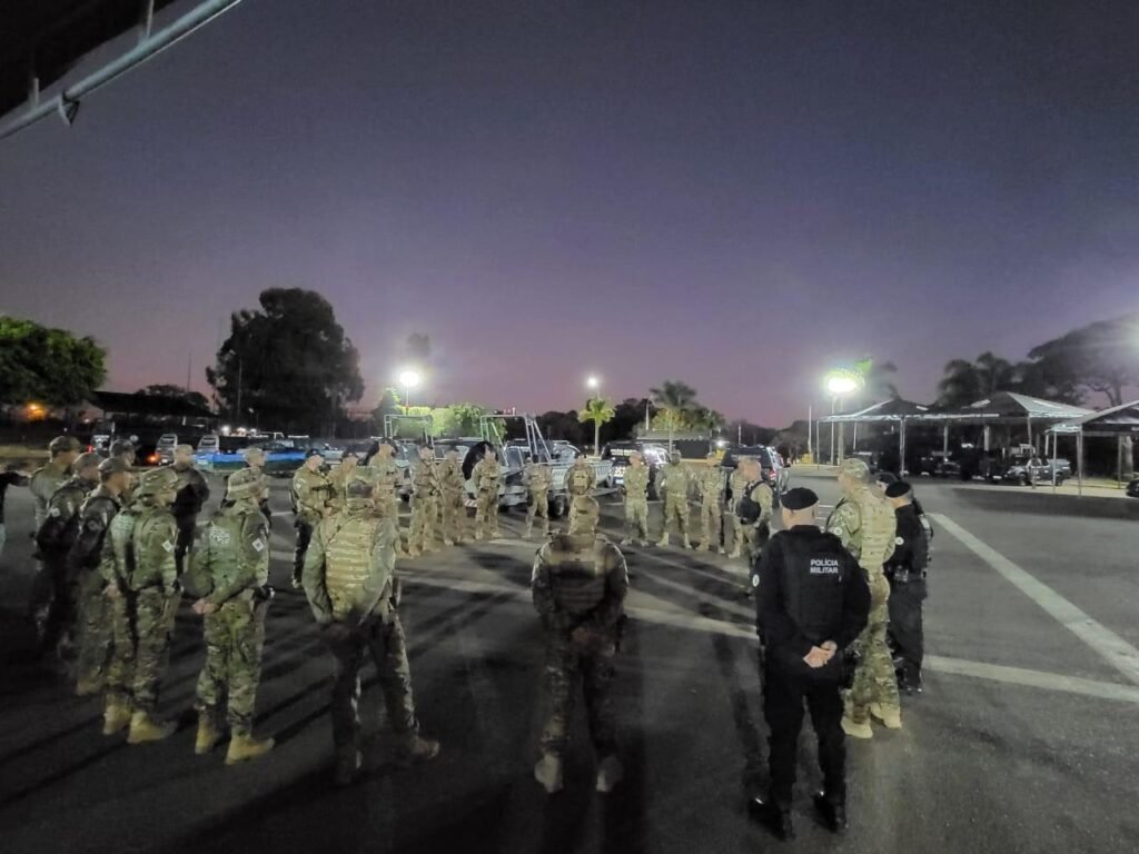 Policiais militares do Distrito Federal reunidos em formacao ao lado de viaturas antes do inicio de uma operacao