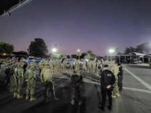 Policiais militares do Distrito Federal reunidos em formacao ao lado de viaturas antes do inicio de uma operacao