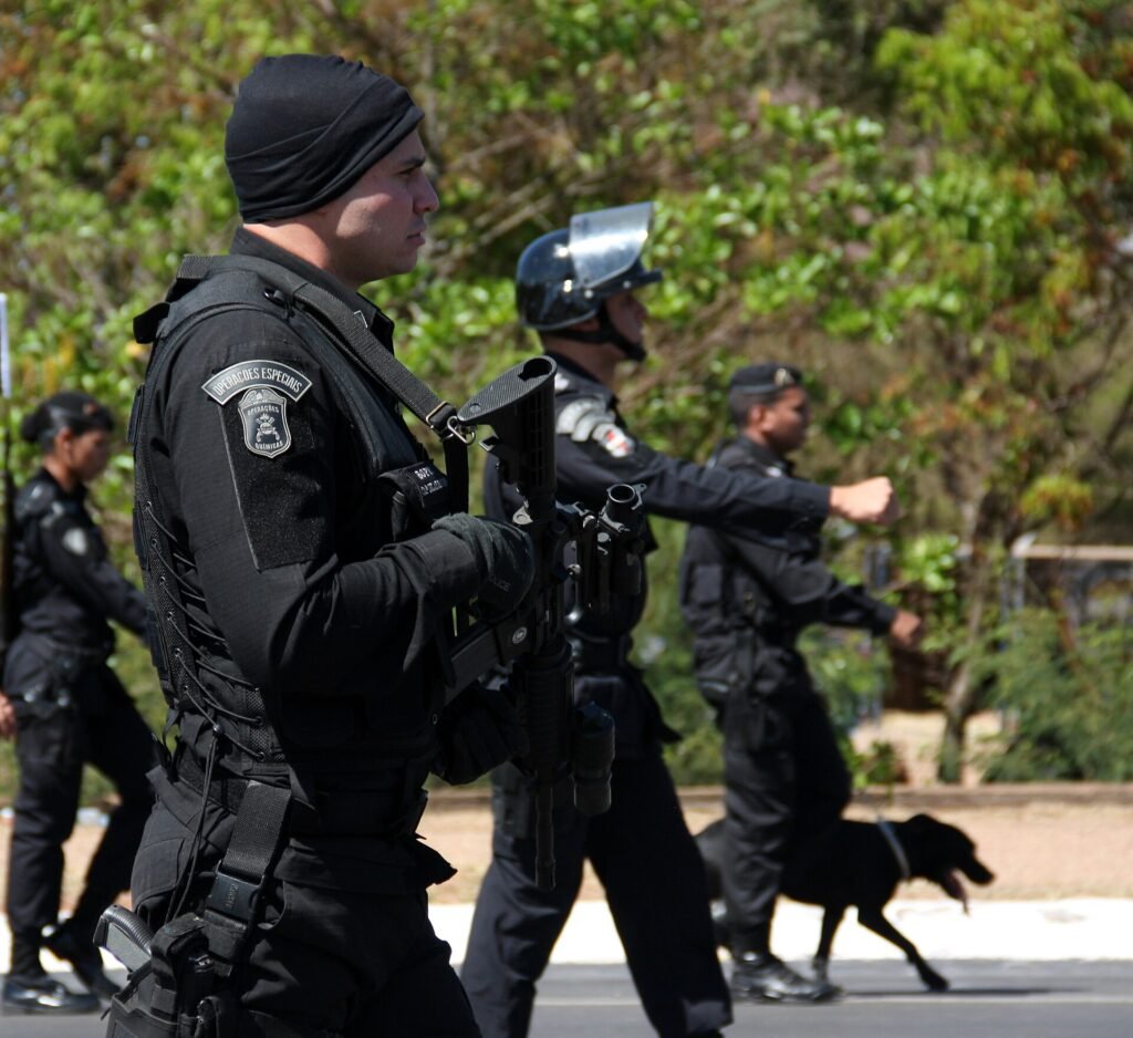Policiais do Bope da PMDF em deslocamento, com brasão de Operações Especiais no uniforme