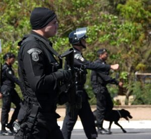 Policiais do Bope da PMDF em deslocamento, com brasão de Operações Especiais no uniforme