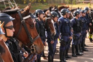 Policiais militares do Distrito Federal em formação durante operação antidroga em Brasília