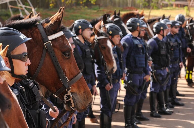 Policiais militares do Distrito Federal em formação durante operação antidroga em Brasília