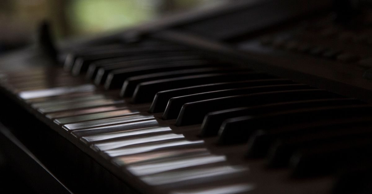 Teclas de piano em closeup sob luz suave