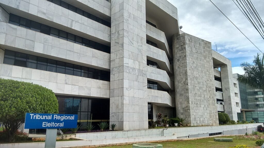 Fachada da sede do Tribunal Regional Eleitoral do Distrito Federal, com placa de identificação